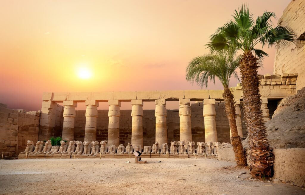 En bild på ett Karnaktemplet i solnedgång