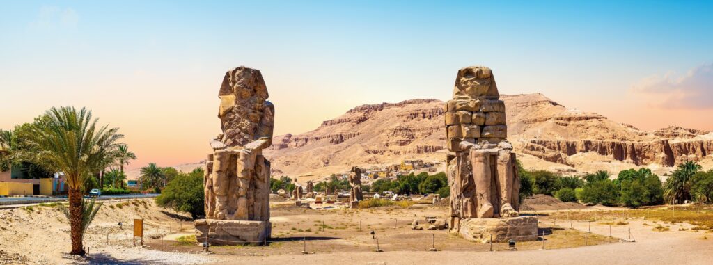 En bild på Memnonstoderna i Egypten