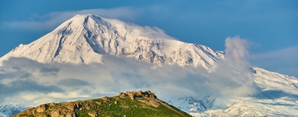 En bild på ett snöklätt berg i Armenien