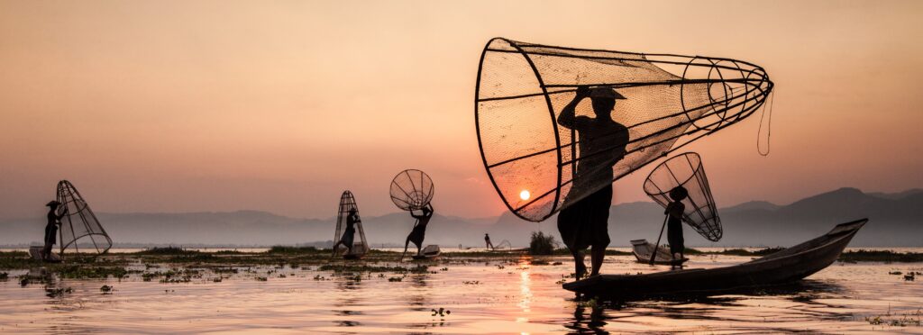 En bild på fiskare i solnedgången