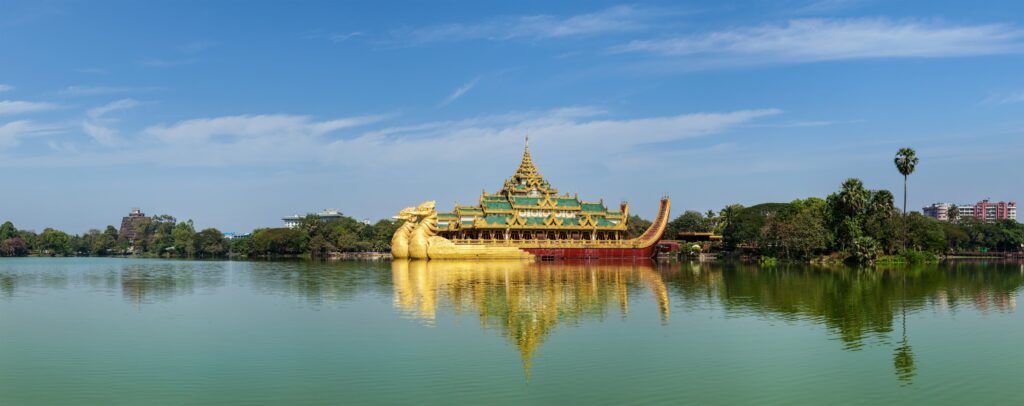 En bild på en guldbåt i Yangon
