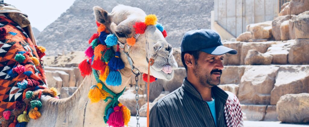 En bild på en man och en kamel
