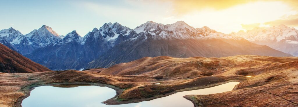 En bild på solnedgången över bergen i Svaneti