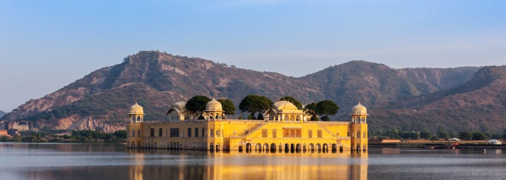 En bild på ett flytande palats i Jaipur