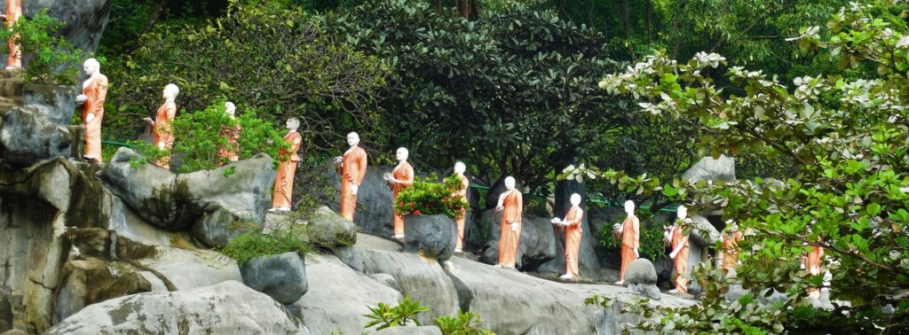 En bild på statyer vid Dambullagrottorna