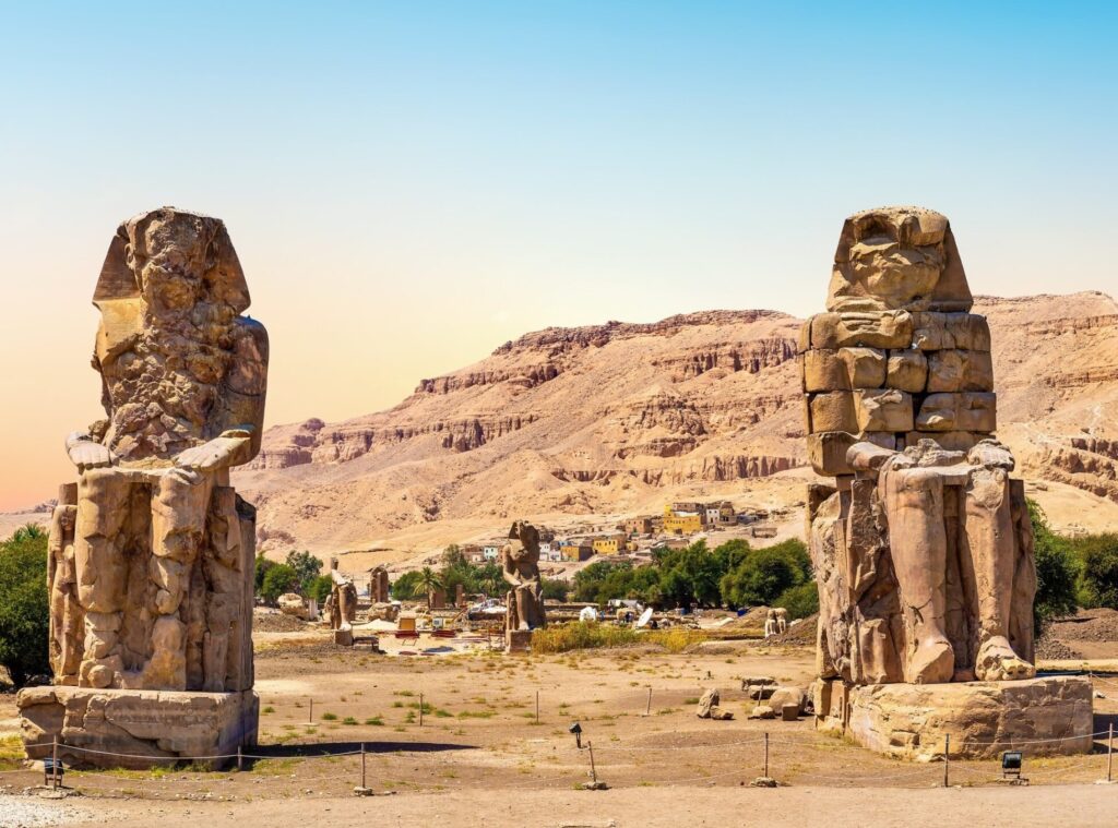 En bild på memnonstoderna i Egypten