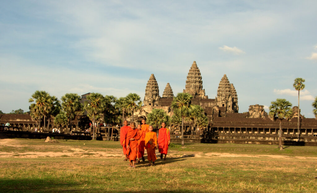 En bild på munkar vid Angkor Wat