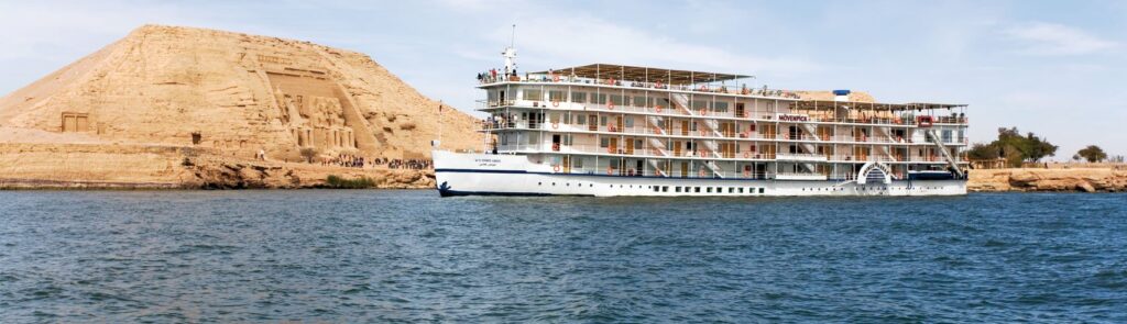 En bild på ett kryssningsfartyg utanför Abu Simbel