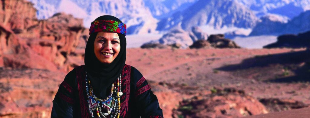 En bild på en kvinna i Wadi Rum