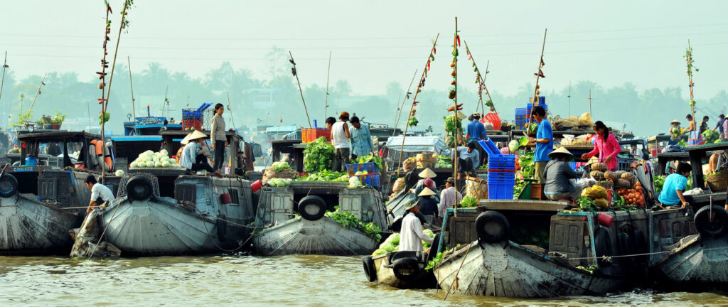 En bild på båtar i Vietnam