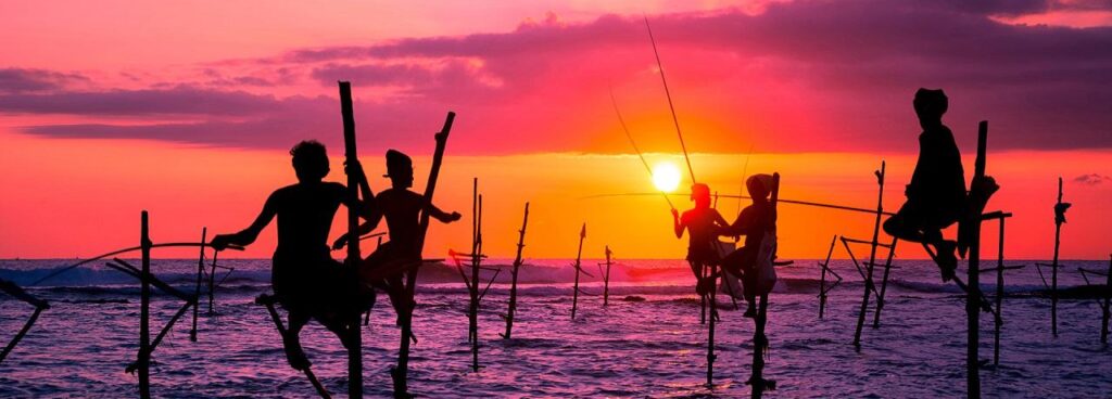 En bild på fiskare i solnedgången