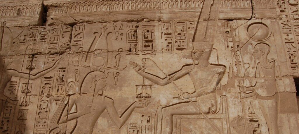 En bild på faraoniska väggristningar