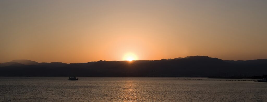 En bild på en solnedgång över vattnet