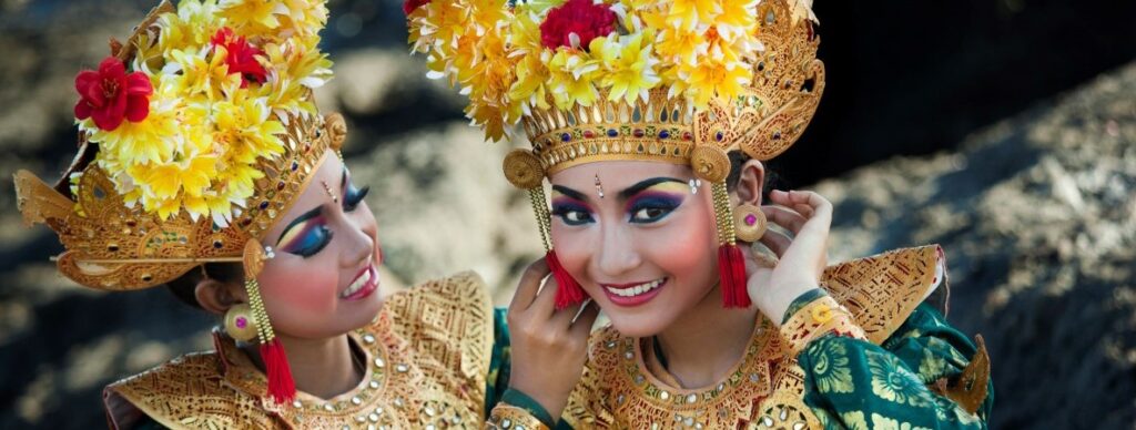 En bild på två kvinnor i traditionella kläder, Indonesien