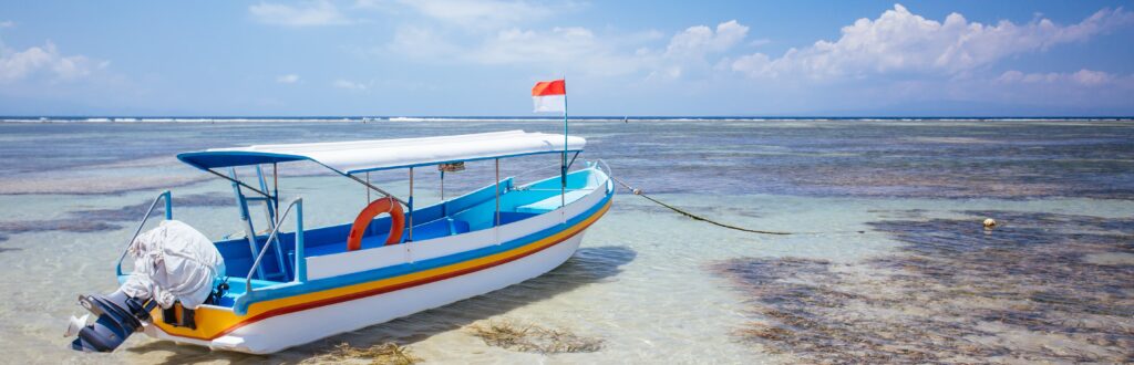 En bild på en båt vid Sanur Beach i Indonesien